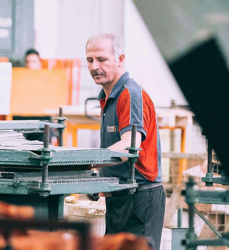 Worker in Factory Maestro en línea de producción en fábrica, trabajo en equipo, maquinaria industrial.