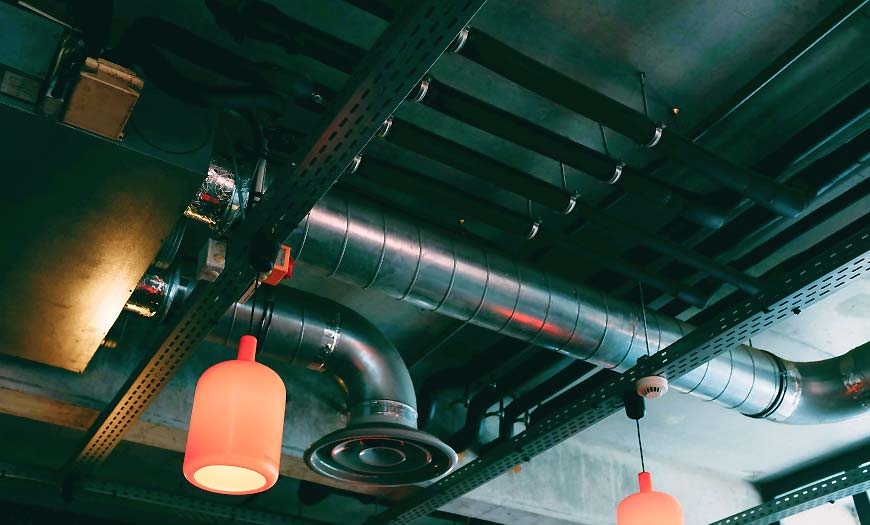Factory Interior Sistema de ventilación industrial en techo de oficina moderna.