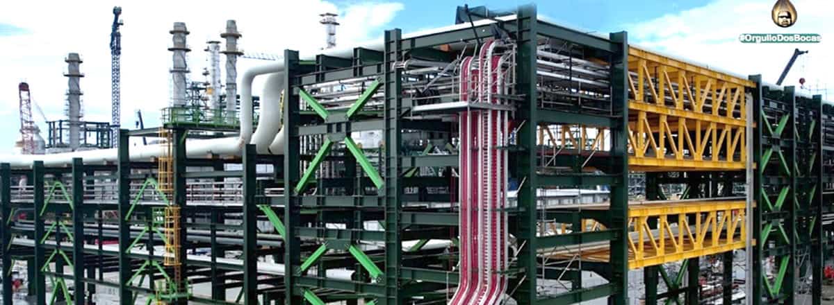 Planta industrial de procesamiento químico y de energía en construcción con estructura de acero.