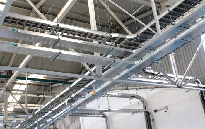 Instalación de charolas portacables metálicas de Tecnotray para canalización y organización del cableado eléctrico en proyectos industriales como el Metro de la CDMX.