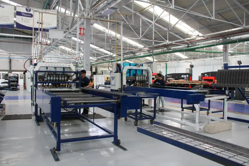 planta-de-tecnotray Planta de producción de Tecnotray en México, especializada en fabricar charolas tipo escalera, canalizaciones eléctricas industriales y soportería certificada para proyectos de alta exigencia técnica como el de KIA Motors.