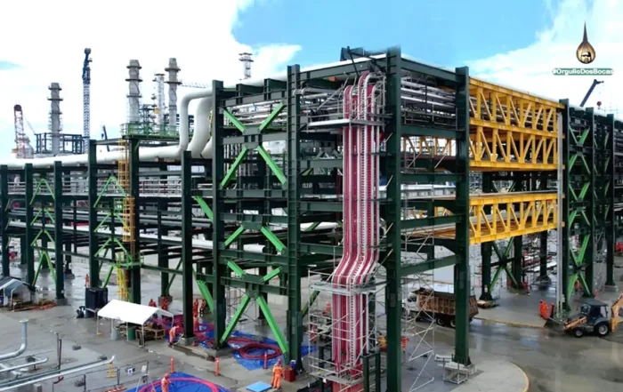 Vista de la Refinería Dos Bocas con estructuras metálicas y sistemas de canalización eléctrica instalados por Tecnotray.