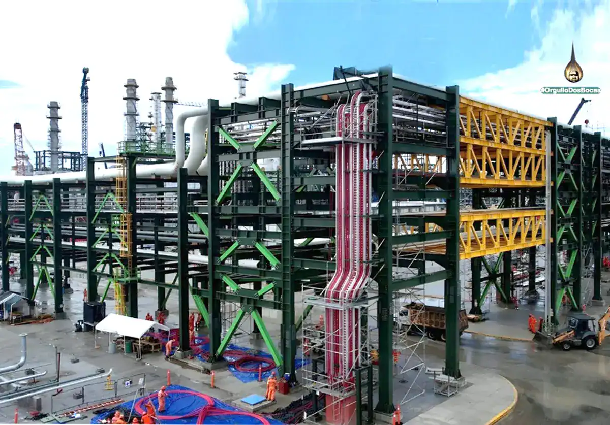 Vista de la Refinería Dos Bocas con estructuras metálicas y sistemas de canalización eléctrica instalados por Tecnotray.