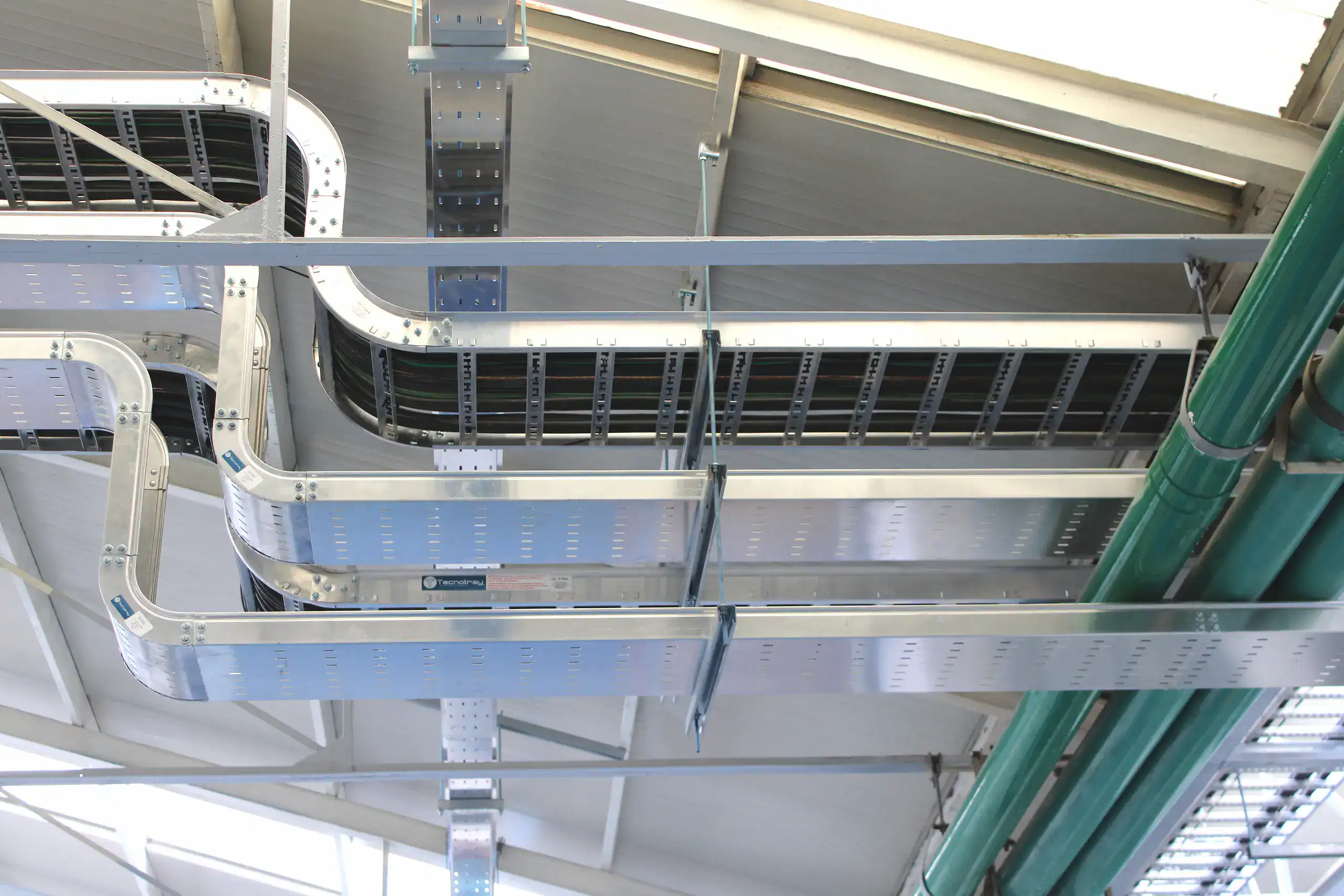 Sistema de canalizaciones eléctricas industriales con charolas metálicas y ductos de Tecnotray, diseñado para optimizar la organización, protección y segregación de circuitos en entornos industriales.