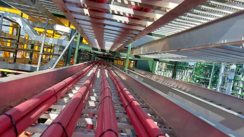 canalizaciones-electricas-interiores-en-Refineria-Dos-Bocas Vista interior de los sistemas de canalización eléctrica de Tecnotray en la Refinería Dos Bocas.