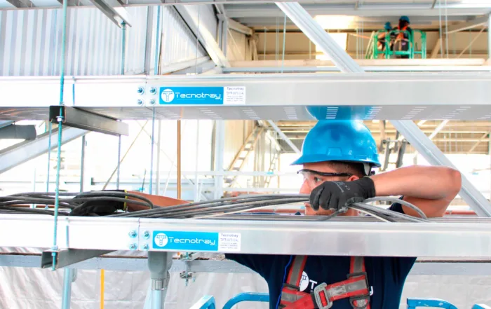 Charolas tipo escalera de aluminio y galvanizadas instaladas por Tecnotray en el CCC Salamanca, como parte del sistema eléctrico industrial, garantizando continuidad operativa y cumplimiento normativo.