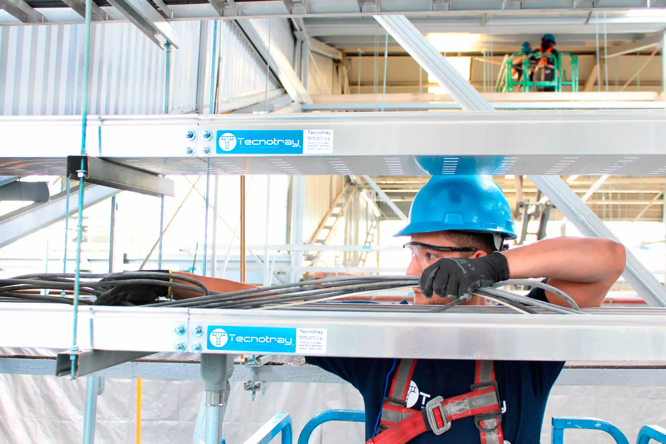 Charolas tipo escalera de aluminio y galvanizadas instaladas por Tecnotray en el CCC Salamanca, como parte del sistema eléctrico industrial, garantizando continuidad operativa y cumplimiento normativo.