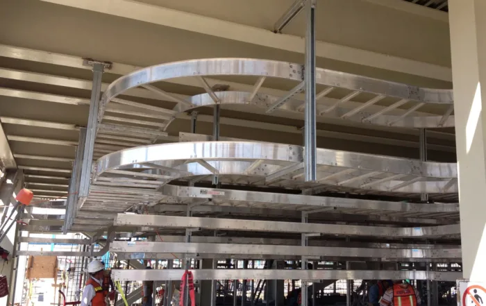 Charolas tipo escalera de aluminio y galvanizadas instaladas por Tecnotray en el CCC Salamanca, integradas al sistema eléctrico industrial para garantizar continuidad operativa y cumplimiento normativo.