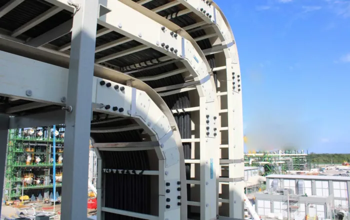 Sistema de soportería industrial Tecnotray en fibra de vidrio reforzada para canalización de cables, diseñado para entornos extremos con alta resistencia mecánica y durabilidad.