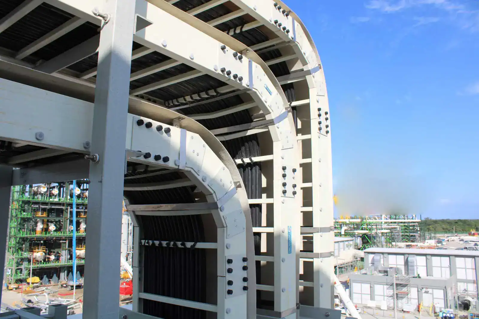 Sistema de soportería industrial Tecnotray en fibra de vidrio reforzada para canalización de cables, diseñado para entornos extremos con alta resistencia mecánica y durabilidad.