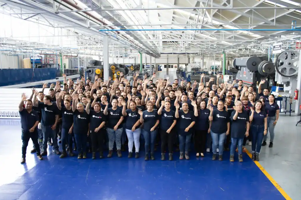 Equipo Tecnotray especializado en soluciones de canalización y soportería eléctrica industrial, con más de 25 años de experiencia en proyectos de infraestructura energética.