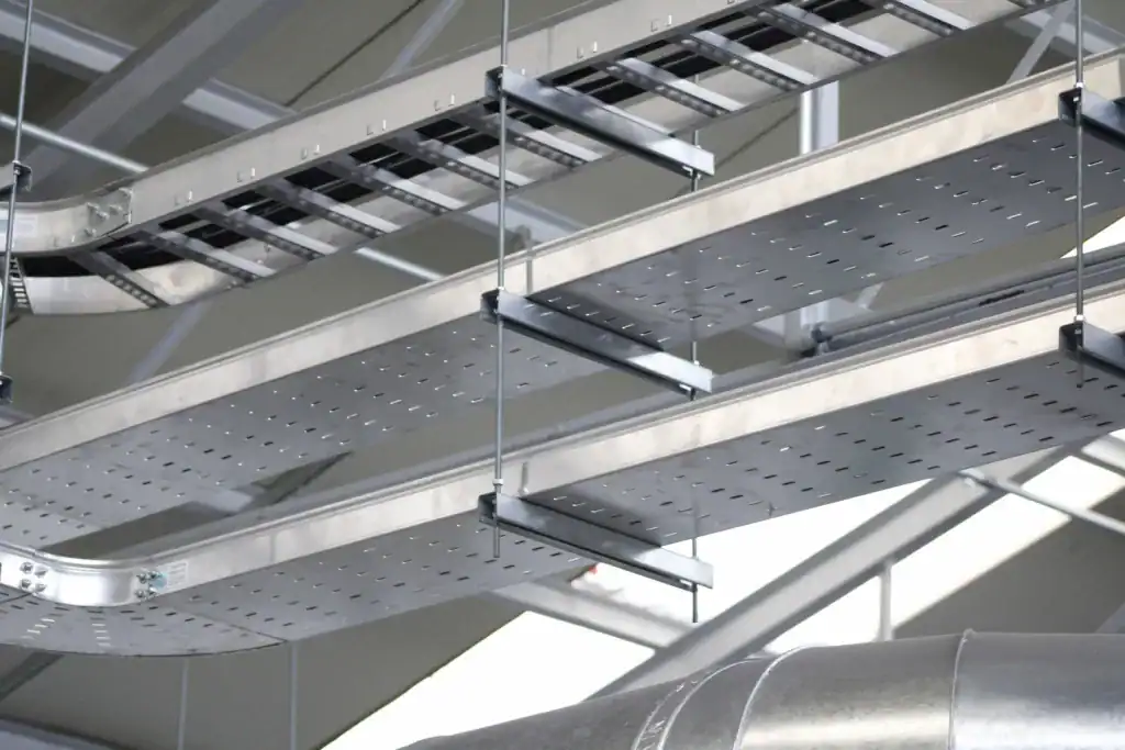 Sistema de canalización eléctrica industrial con charola tipo escalera y fondo perforado instalado en infraestructura técnica para distribución segura de energía eléctrica.