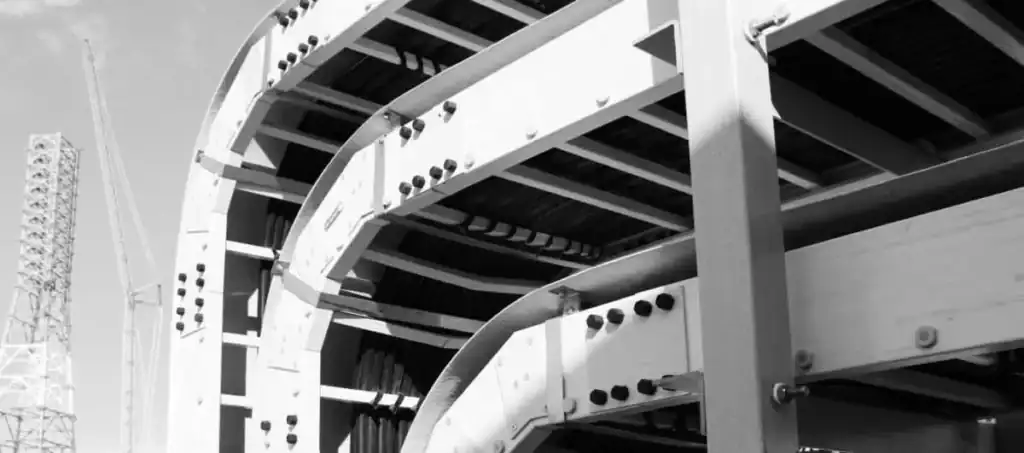 Charola de fibra de vidrio instalada en un entorno industrial, diseñada para resistir ambientes corrosivos y garantizar durabilidad, seguridad y confiabilidad en instalaciones eléctricas exigentes.