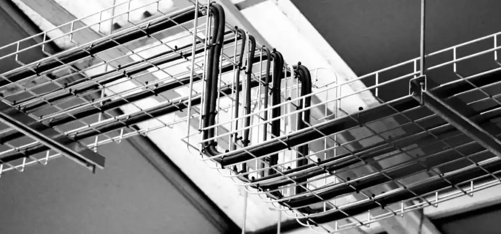 Charola tipo malla fabricada en acero galvanizado para la canalización de cables en instalaciones industriales, diseñada para ofrecer ventilación, ligereza y protección anticorrosiva.