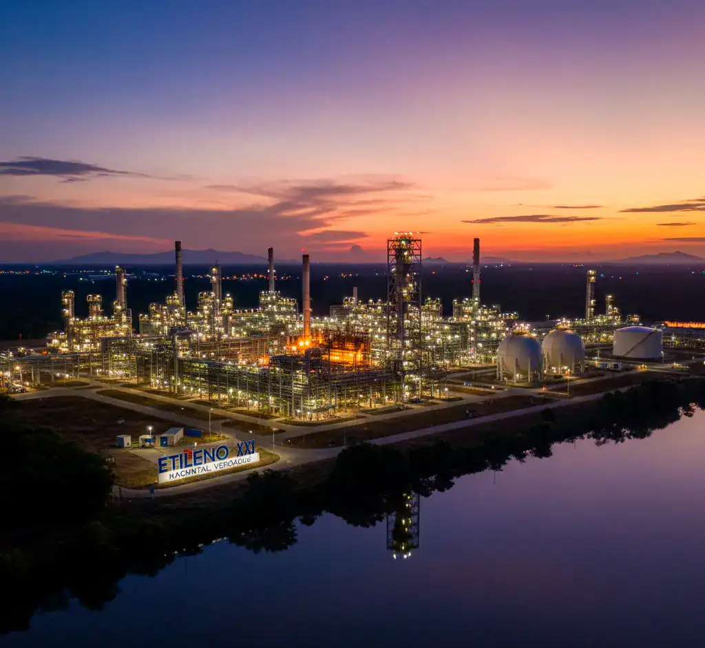 Complejo petroquímico en Veracruz con infraestructura eléctrica de alta exigencia, ejemplo de instalaciones industriales que requieren cumplimiento normativo y sistemas confiables.