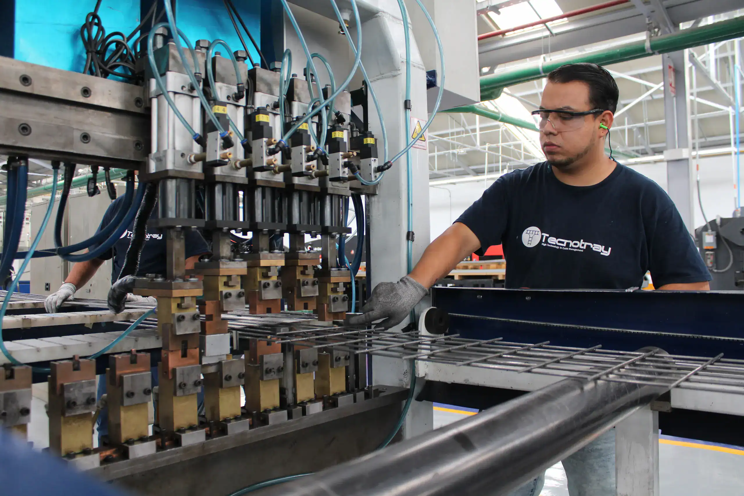 fabricacion-charola-tipo-escalera-tecnotray Proceso industrial de fabricación de charolas tipo escalera Tecnotray mediante maquinaria especializada para sistemas portacables.