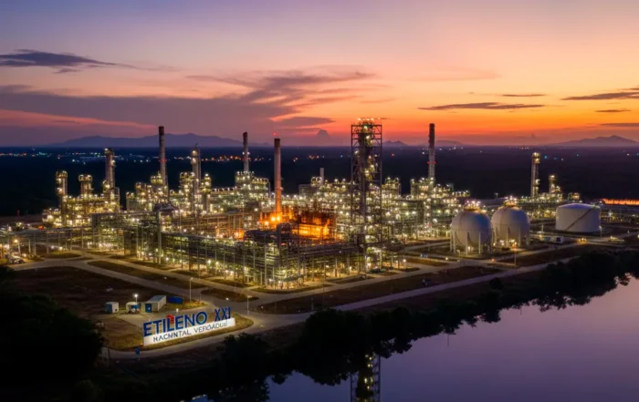 Vista aérea del complejo petroquímico Etileno XXI en Nanchital, Veracruz, una de las obras industriales más relevantes de México para la producción de etileno y polietileno.