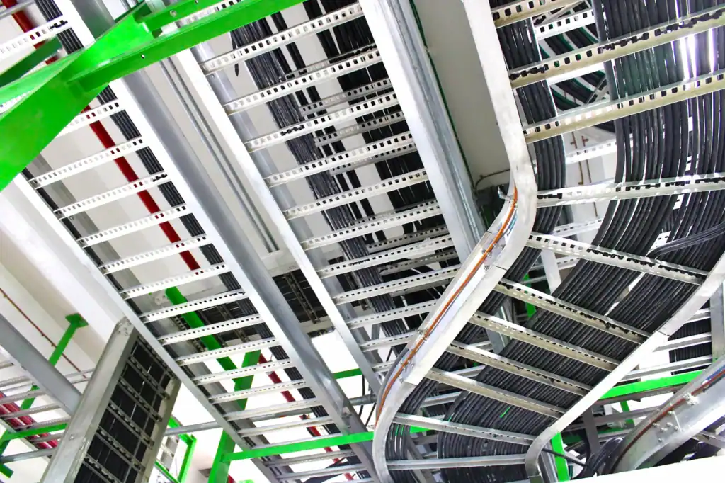 Sistema de charolas con cableado estructurado en instalación industrial, diseñado para optimizar la distribución, ventilación y seguridad del sistema eléctrico.